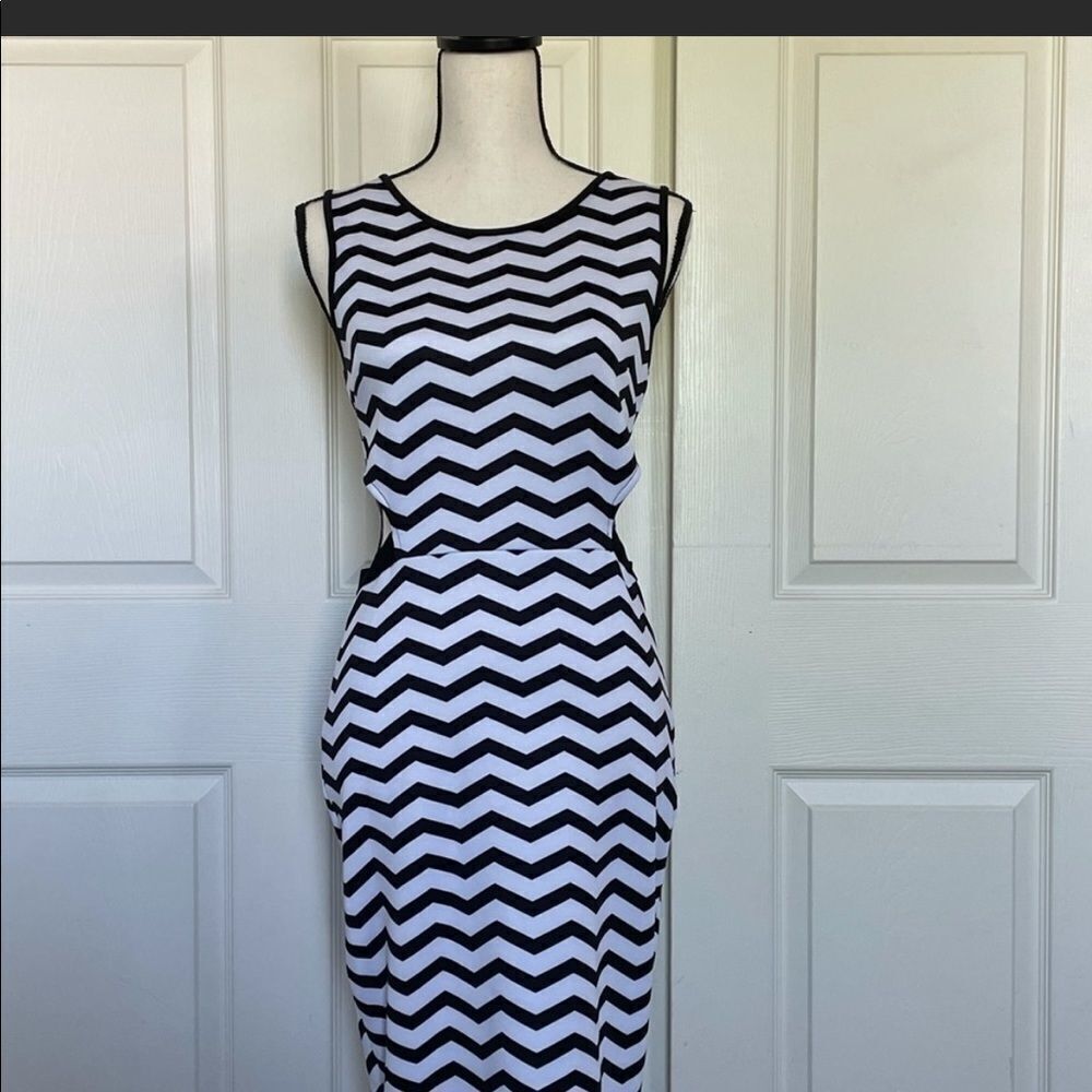 ModCloth Sis Sis Black and White Chevron Body Con Dress, Large